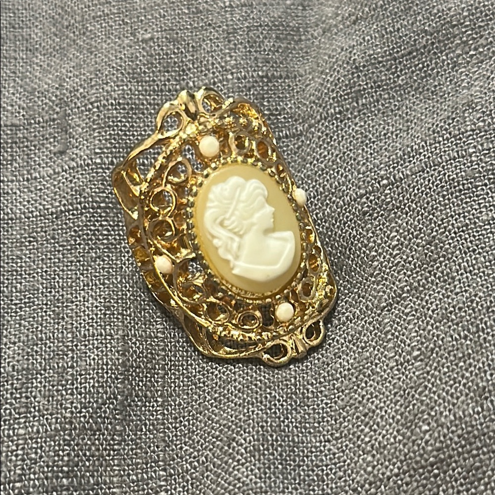 Elegant Gold Cameo Ring